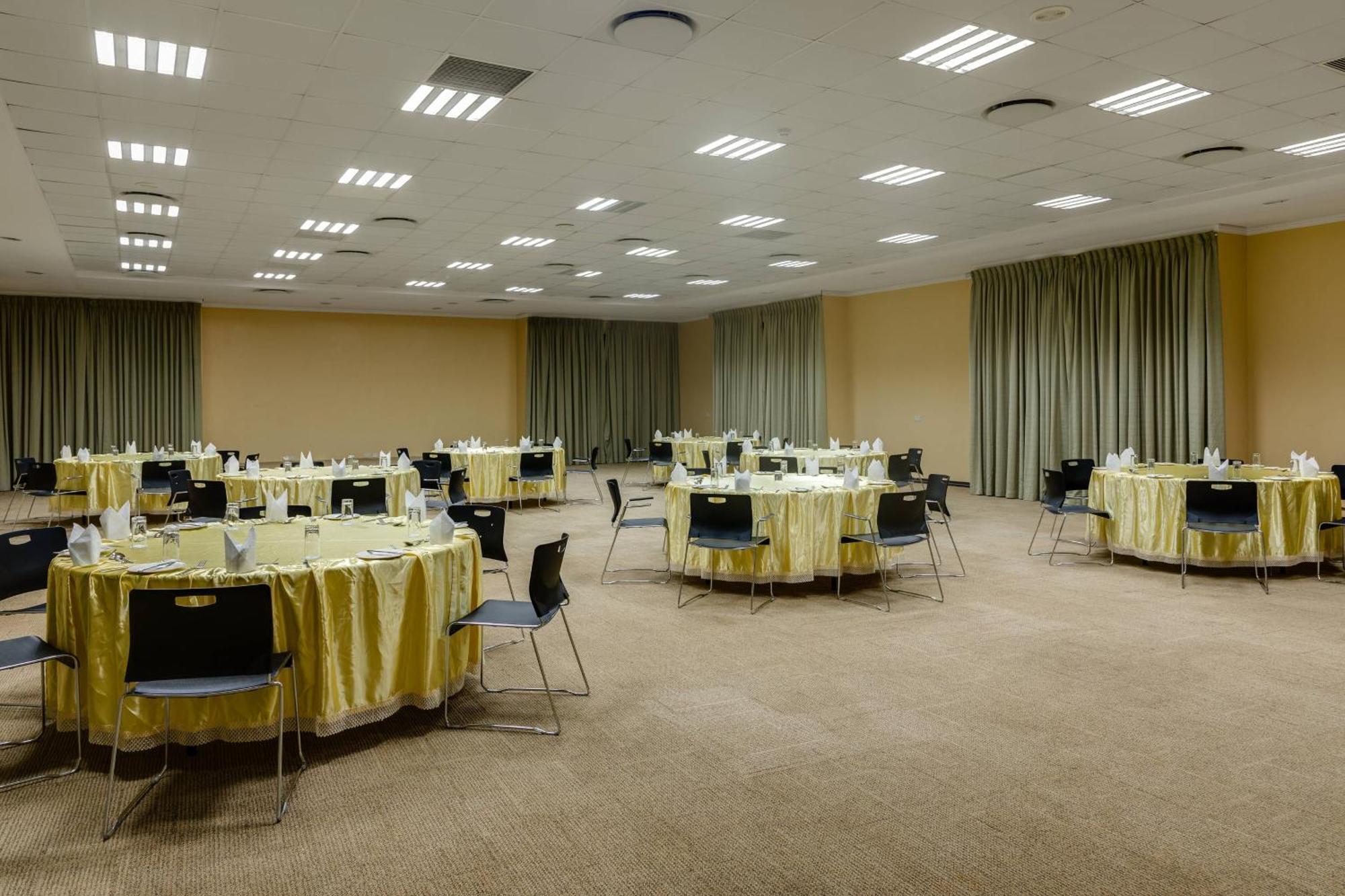 Protea Hotel By Marriott Benin City Select Emotan Екстер'єр фото
