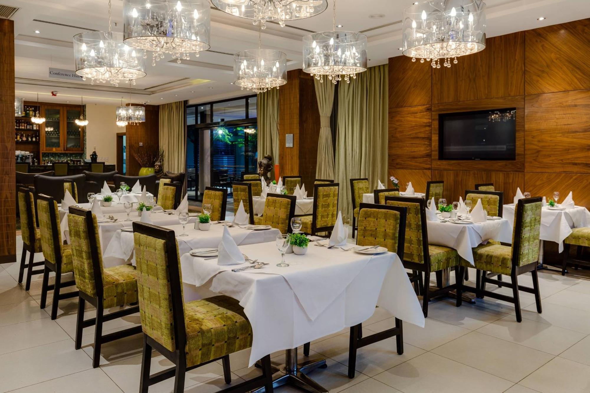 Protea Hotel By Marriott Benin City Select Emotan Екстер'єр фото