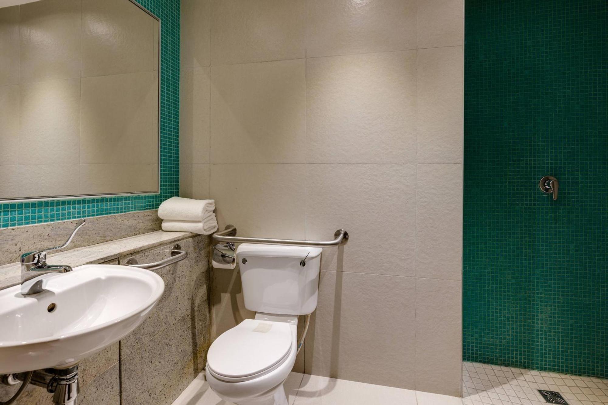 Protea Hotel By Marriott Benin City Select Emotan Екстер'єр фото