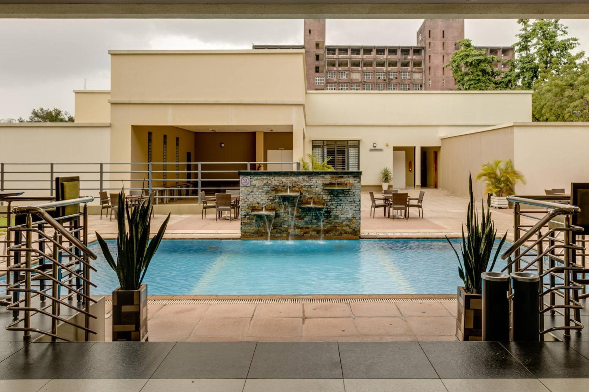 Protea Hotel By Marriott Benin City Select Emotan Екстер'єр фото